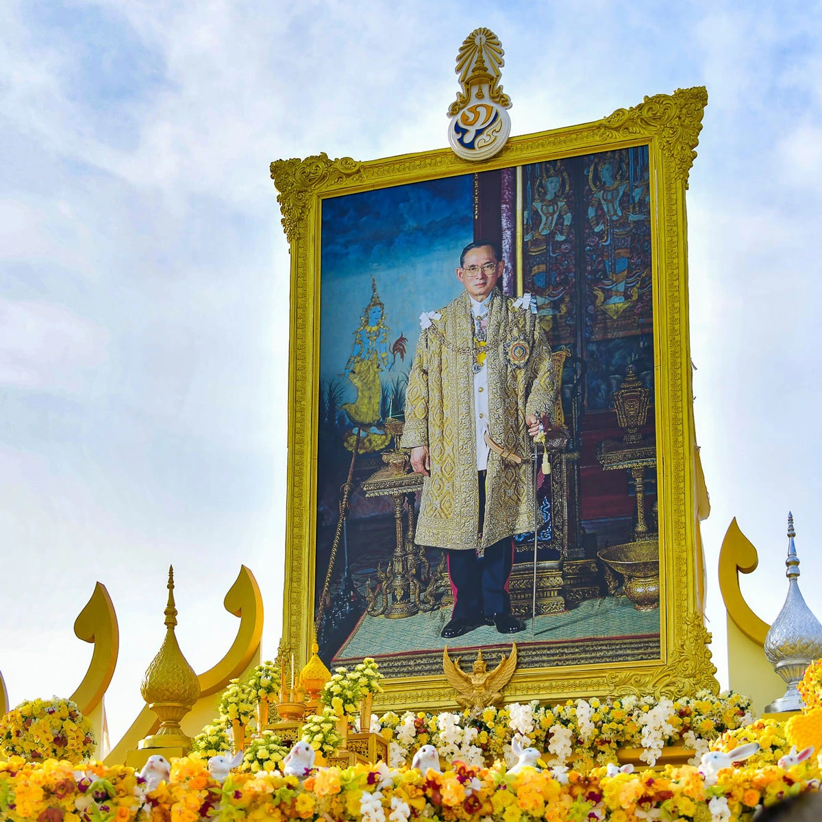 A group of people participating in a flower-laying ceremony in Thailand to honor King Bhumibol Adulyadej on Father’s Day, December 5, 2024.